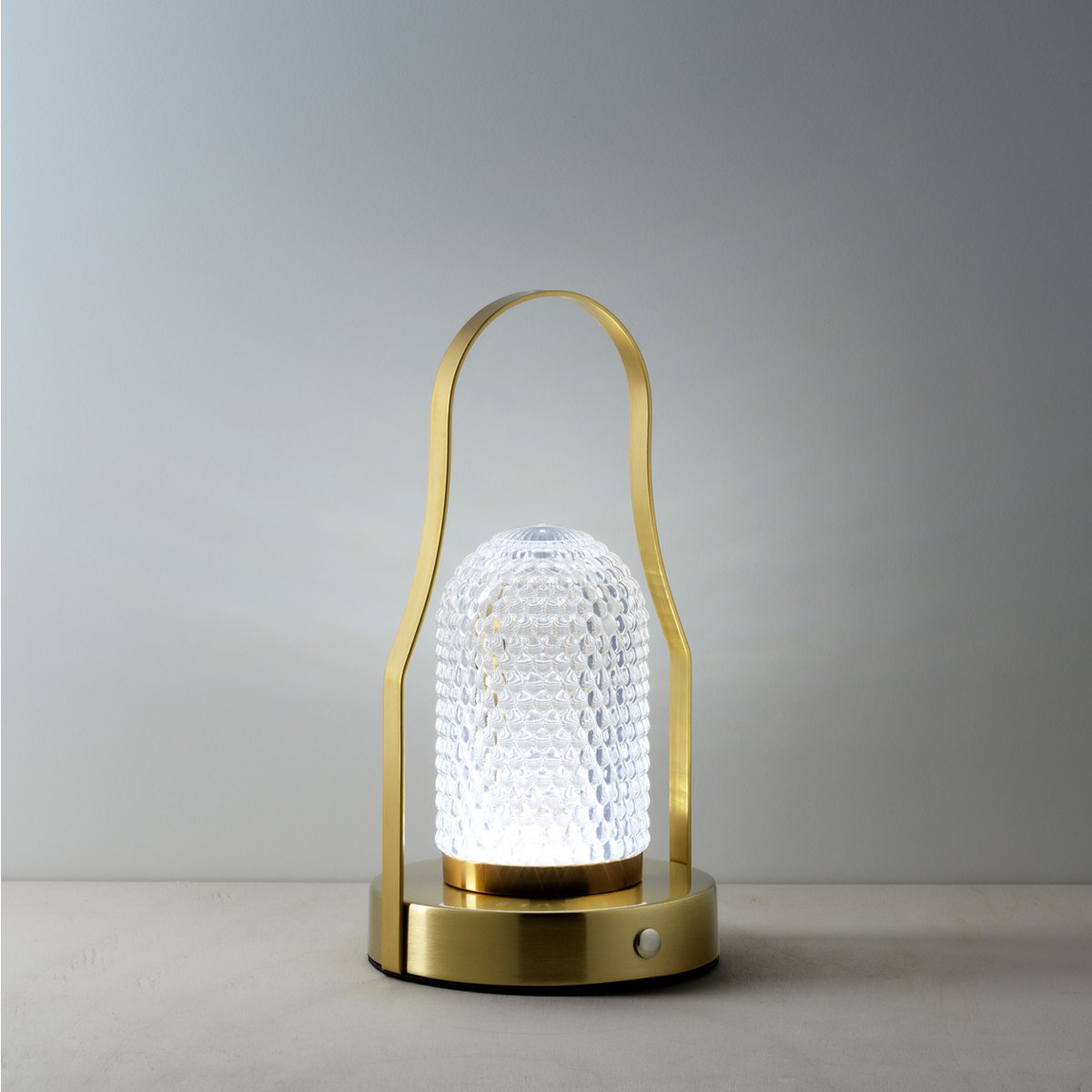 Tafellamp messing LED USB 23,5 cm Lampuccino, op een aanrecht met wit licht