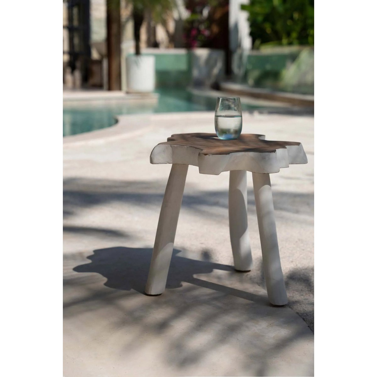 Waterglas gerecycled glas blauw 11 cm op een beige houten kruk aan het zwembad