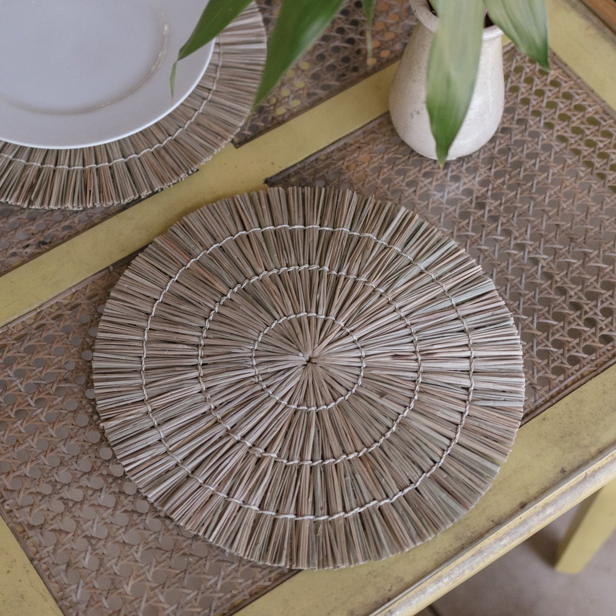Zeegras placemat rond naturel 35 cm set van 2, 4 of 6 Alang buiten op een boho tafel en pot met plant