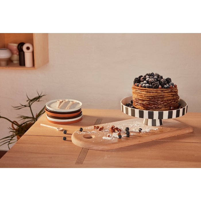 Eenvoudig, warm en modern. De taartschaal vormt samen met natuurlijke materialen zoals hout en aardetinten een harmonieus geheel. Ideaal voor wie houdt van stijlvolle gezelligheid.