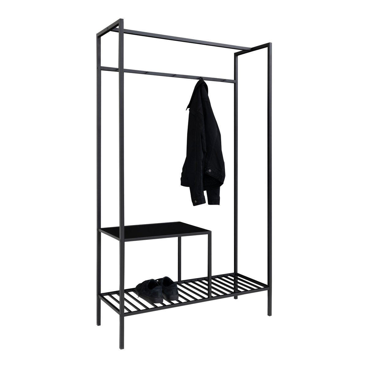 Vita garderobe met hangende jas en opbergplank in moderne setting