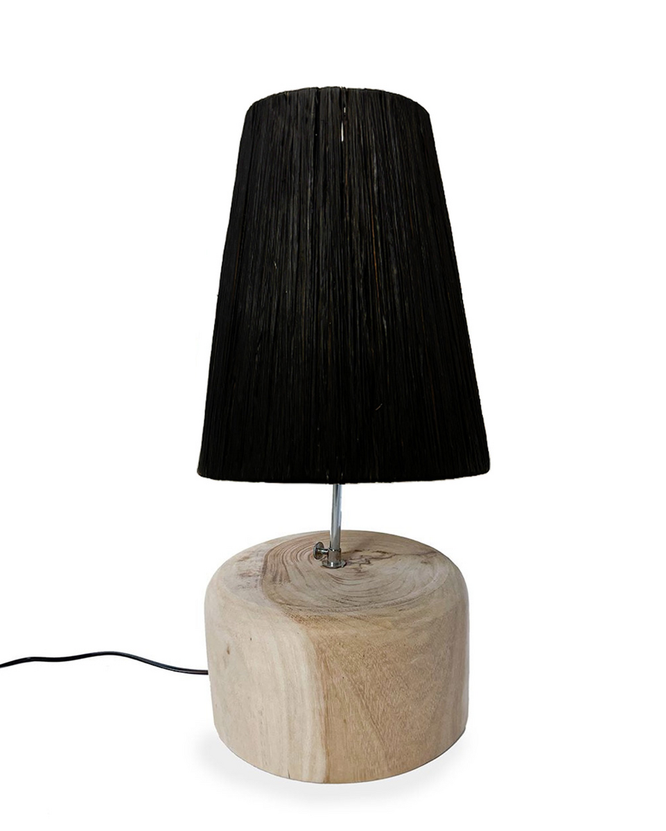 Deze stijlvolle tafellamp combineert natuurlijke warmte met een moderne touch. De voet is gemaakt van massief hout en heeft een unieke nerfstructuur, waardoor elk exemplaar net even anders is. De zwarte kap van raffia zorgt voor een mooi contrast en verspreidt een zacht, sfeervol licht. Perfect voor op het dressoir, nachtkastje of als accentlamp in de woonkamer.