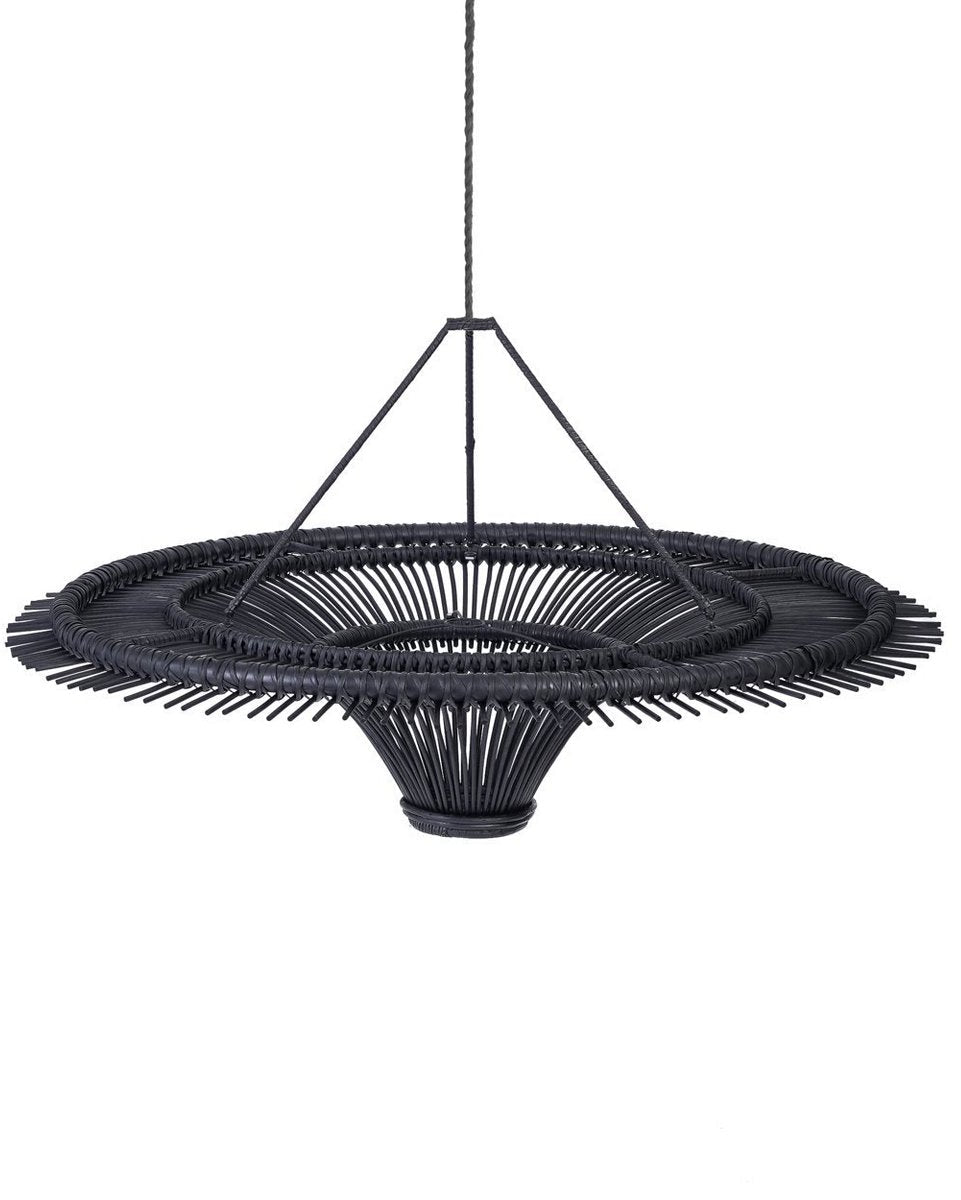 Deze zwarte rotan hanglamp is een echte eyecatcher. Het open, ronde ontwerp zorgt voor een prachtig lichteffect en voegt direct een stijlvol en speels accent toe aan je interieur.