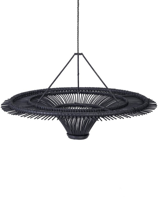 Deze zwarte rotan hanglamp is een echte eyecatcher. Het open, ronde ontwerp zorgt voor een prachtig lichteffect en voegt direct een stijlvol en speels accent toe aan je interieur.