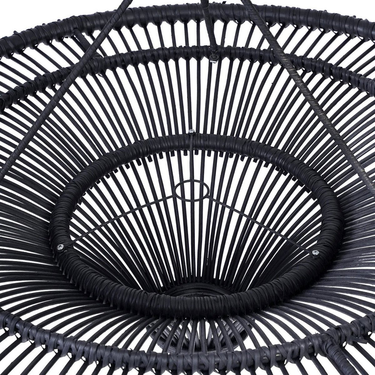 De zorgvuldig geweven structuur geeft een mooi lijnenspel en zorgt dat het licht op een subtiele manier door de kamer danst.