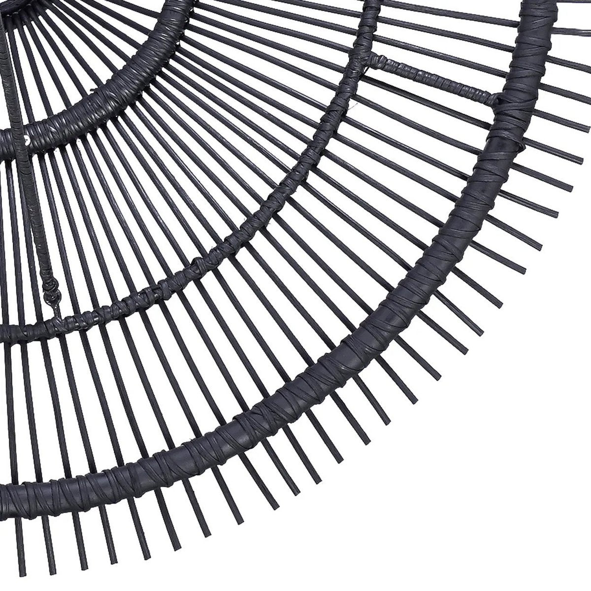 Het ambachtelijke vlechtwerk toont de verfijnde afwerking van de lamp. Elk exemplaar is met de hand gemaakt, waardoor kleine variaties bijdragen aan de charme en authenticiteit.