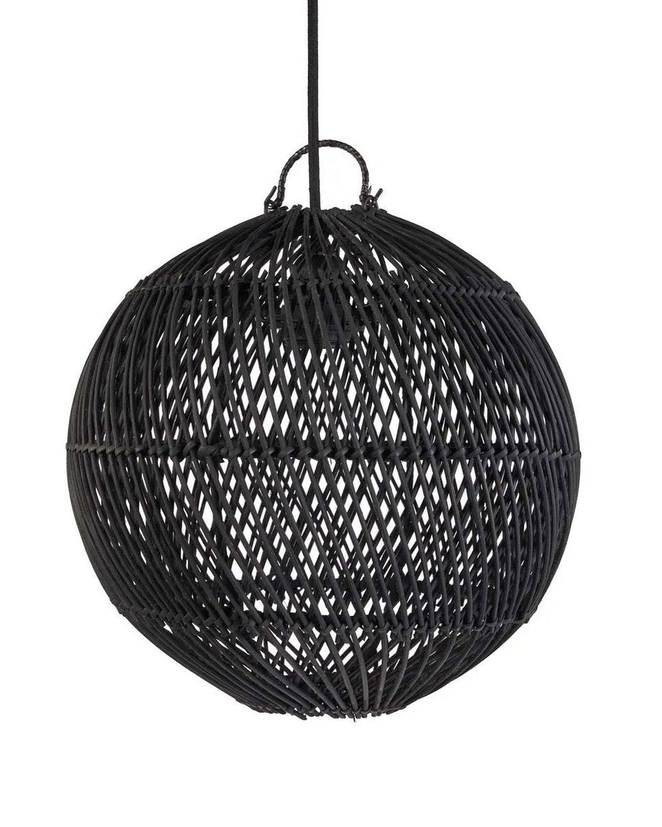 Deze zwarte rotan hanglamp valt op door zijn speelse, opengewerkte ontwerp. De ronde vorm zorgt voor een mooi lichteffect en geeft elke ruimte een eigentijdse, natuurlijke uitstraling.