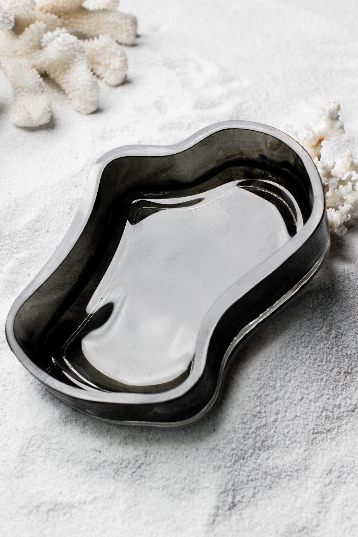 Lage glazen zwarte schaal