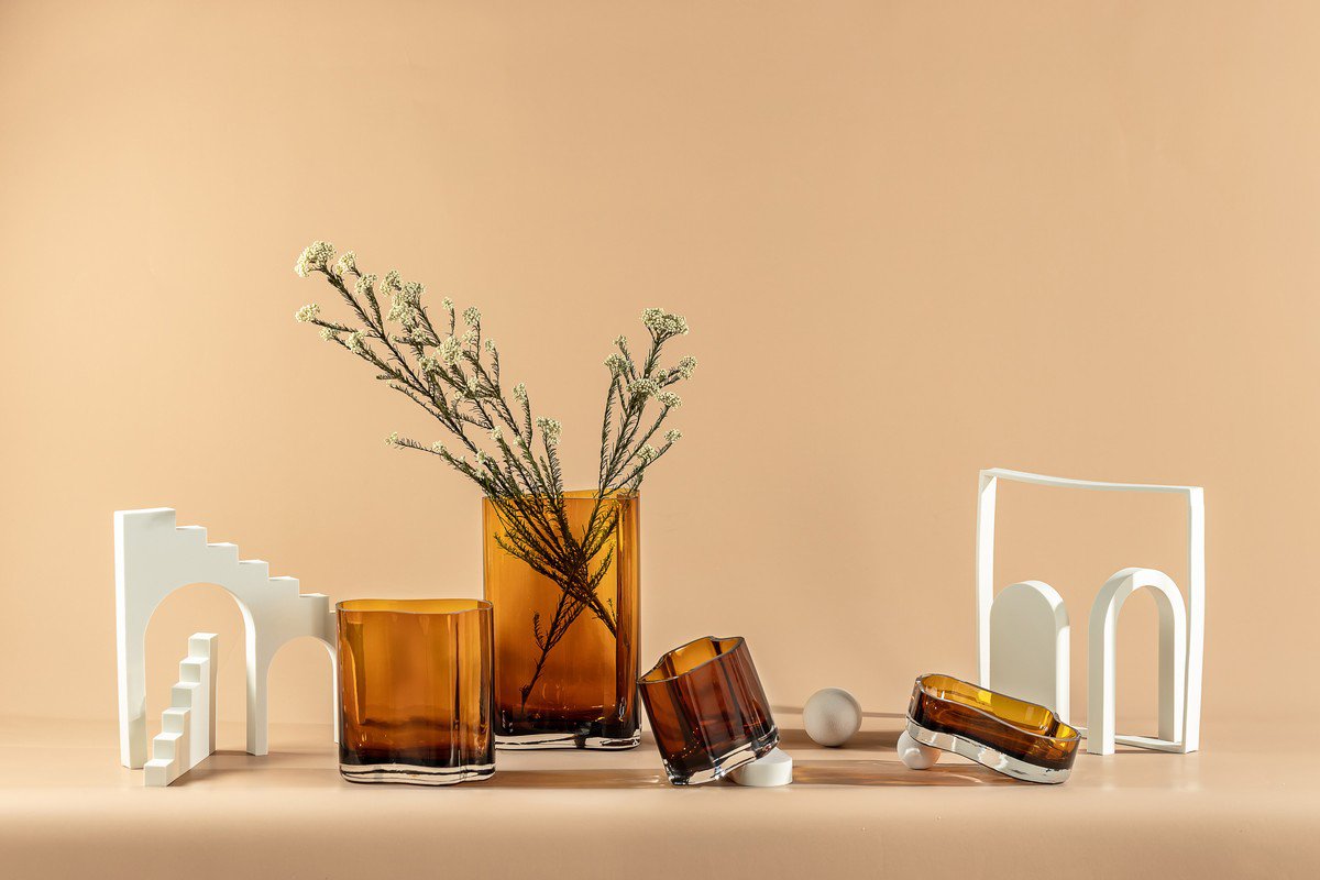 Oranje glazen schalen en vazen sfeerfoto