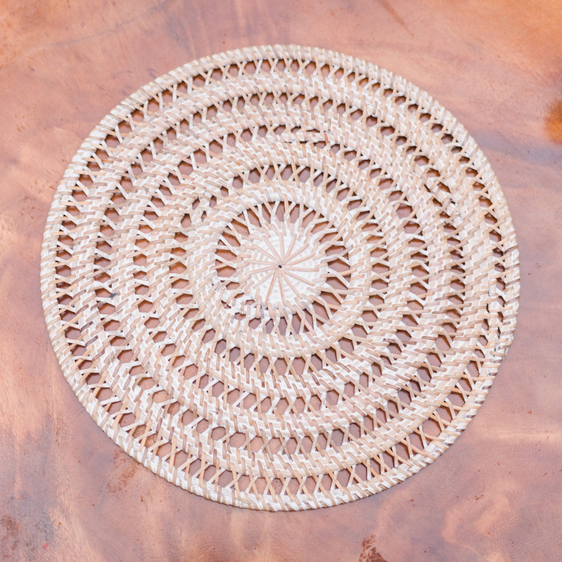 Productfoto Rotan placemat Iluh op tafel