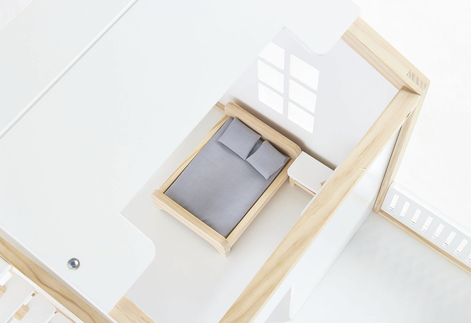 Productfoto witte en beige houten poppenhuis Ida closeup slaapkamer