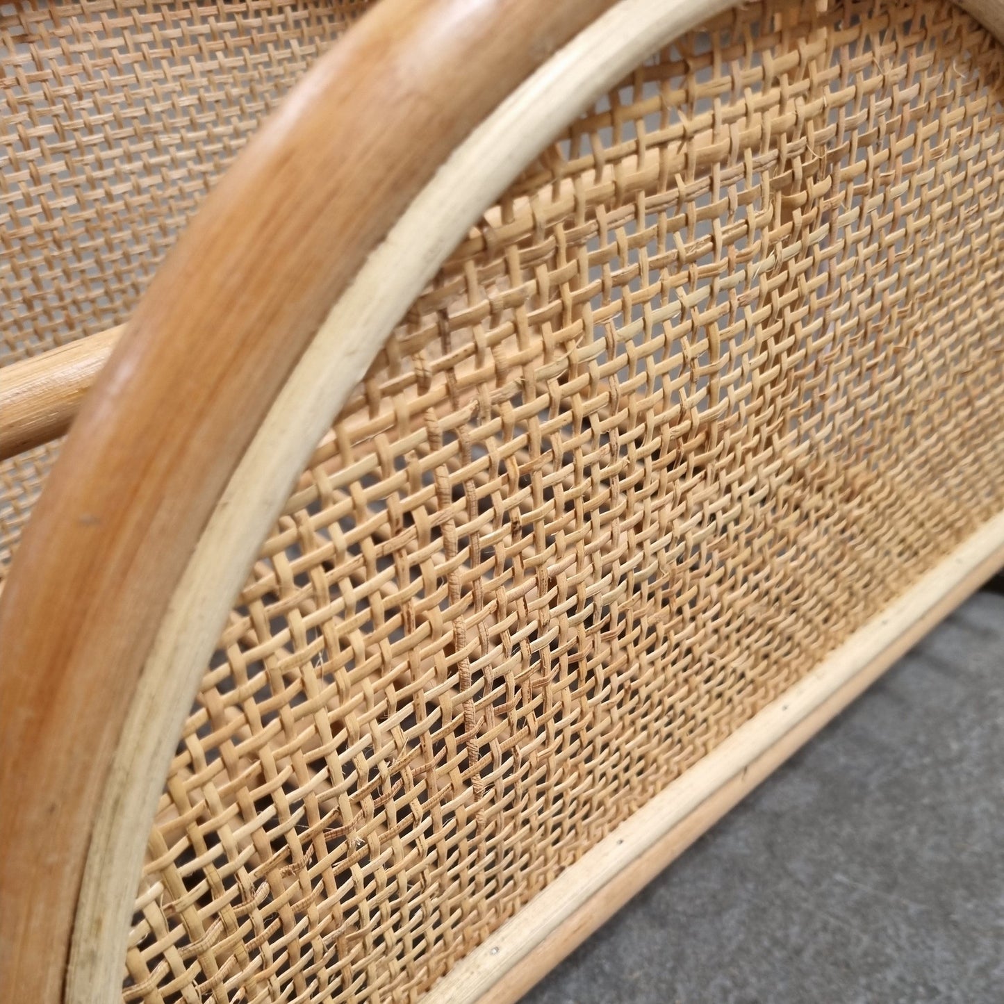 Closeup detail Rotan boho tijdschriftenhouder Alor