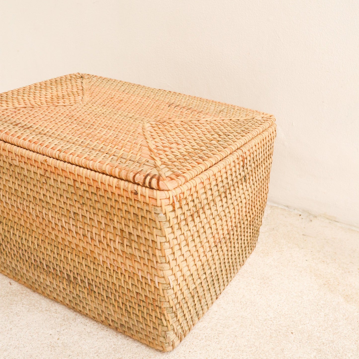 Detailfoto van een rotan mand met dichte deksel