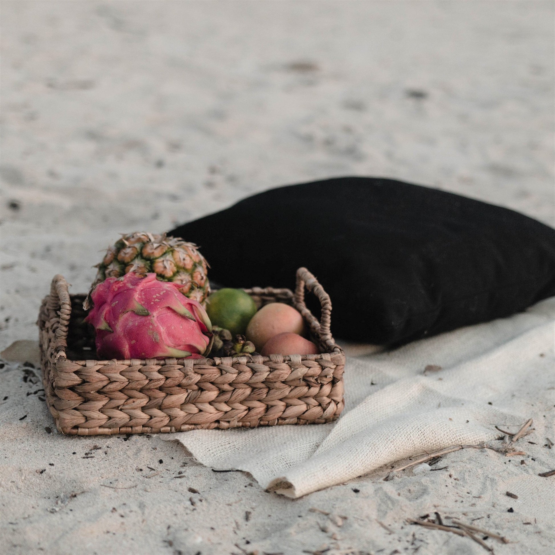 Sfeerfoto Besakih waterhyacinten dienblad met fruit en groenten