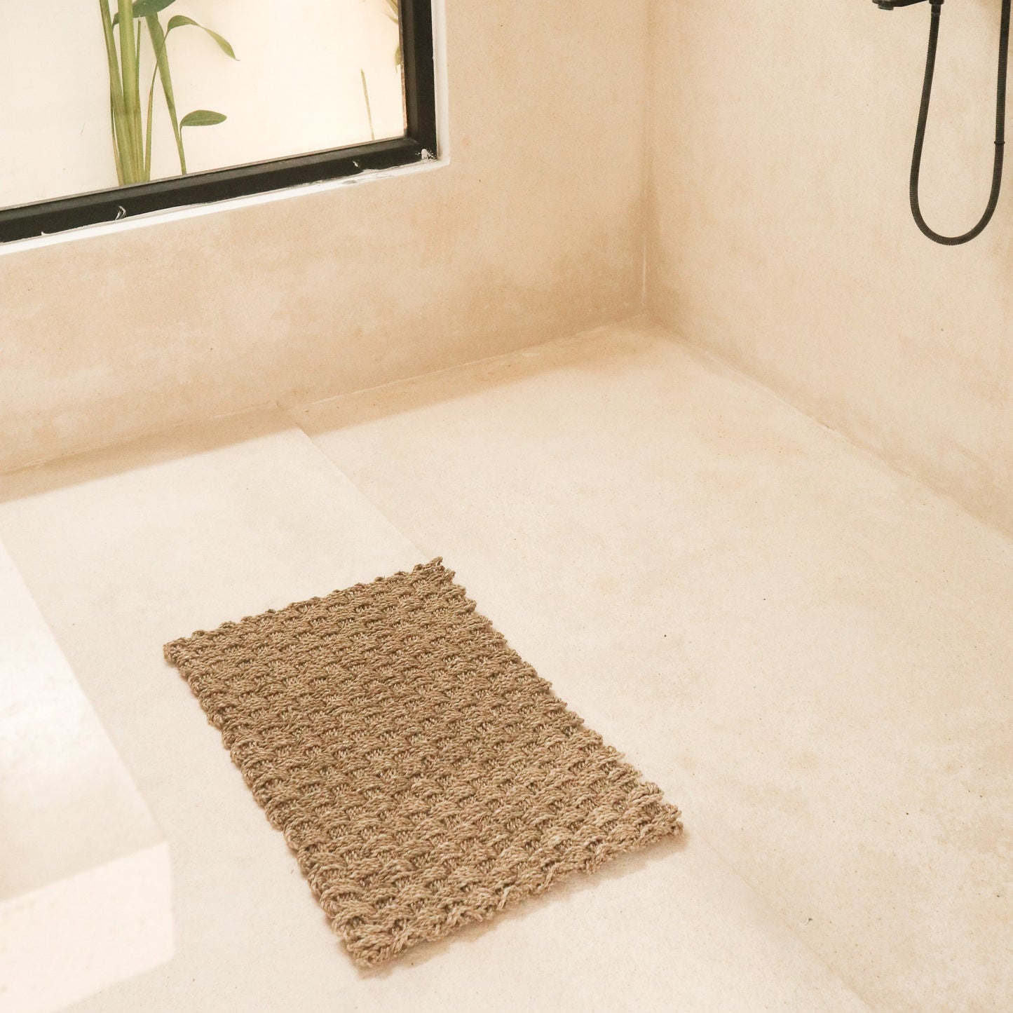 Sfeerfoto Geweven vloerkleed Nirama badkamer closeup