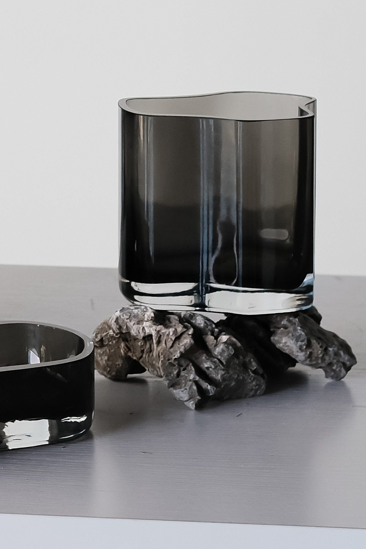 Sfeerfoto Kleine zwarte glazen vaas