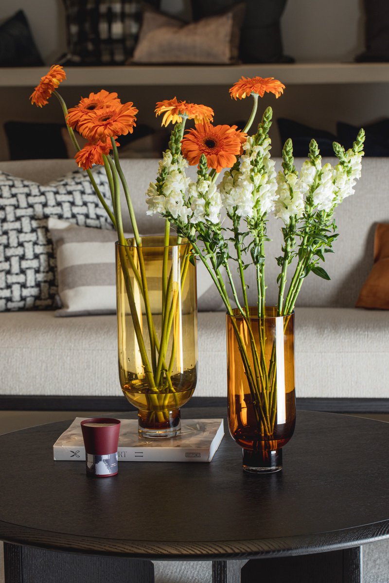 Sfeerfoto Omaha oranje vazen met bloemen 3