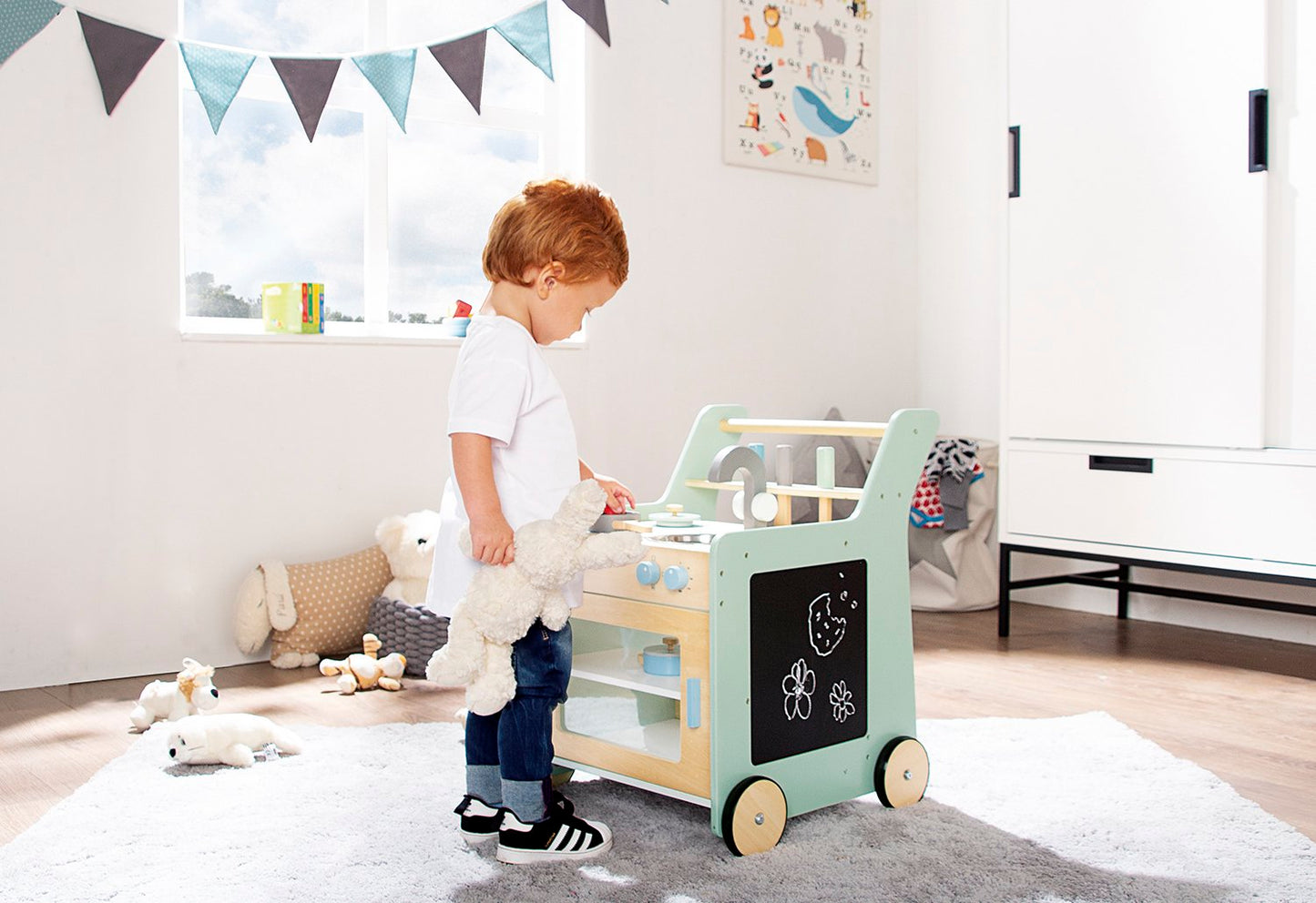 Sfeerfoto Speelkeuken Kalle, jongetje speelt met de keuken