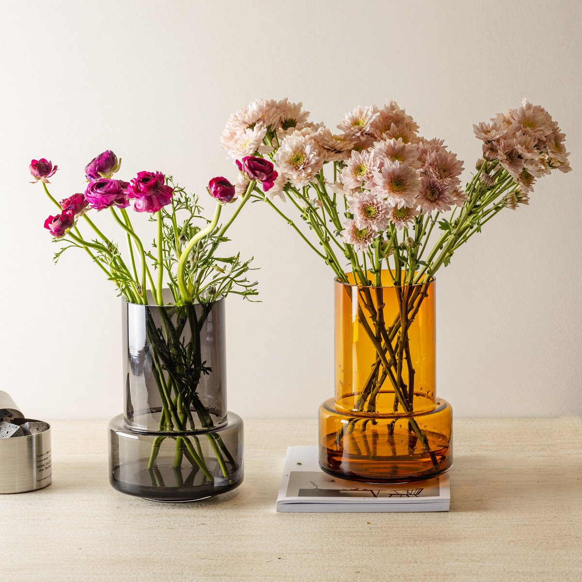 Sfeerfoto Tyler geometrische oranje glazen vaas en zwarte vaas met bloemen