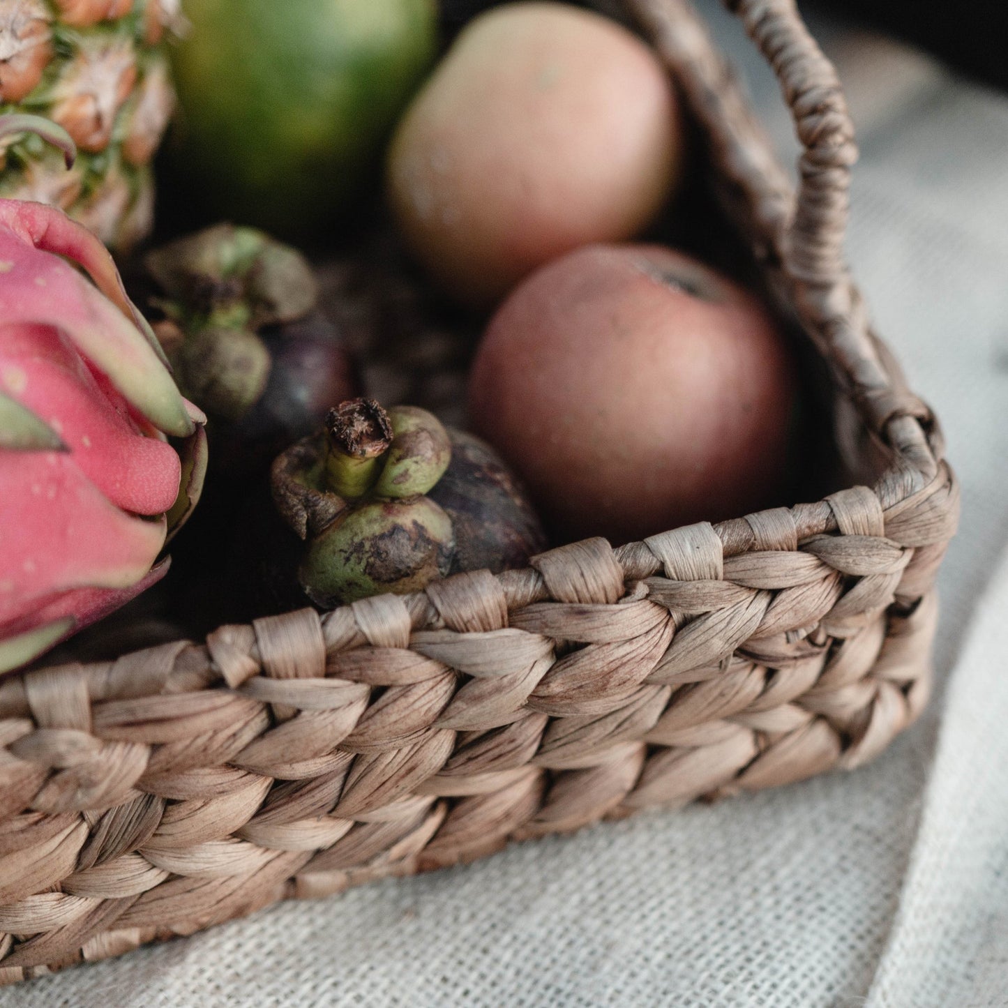 Sfeerfoto closeup Besakih waterhyacinten dienblad met fruit en groenten