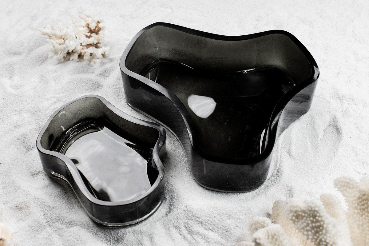 Sfeerfoto geometrische zwarte glazen schaal met andere schalen