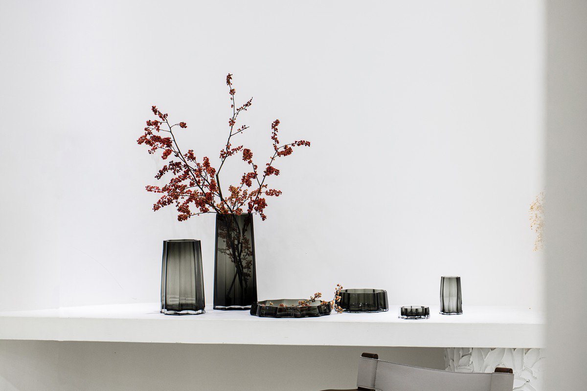 Sfeerfoto geometrische zwarte glazen vazen Lenox met bloemen