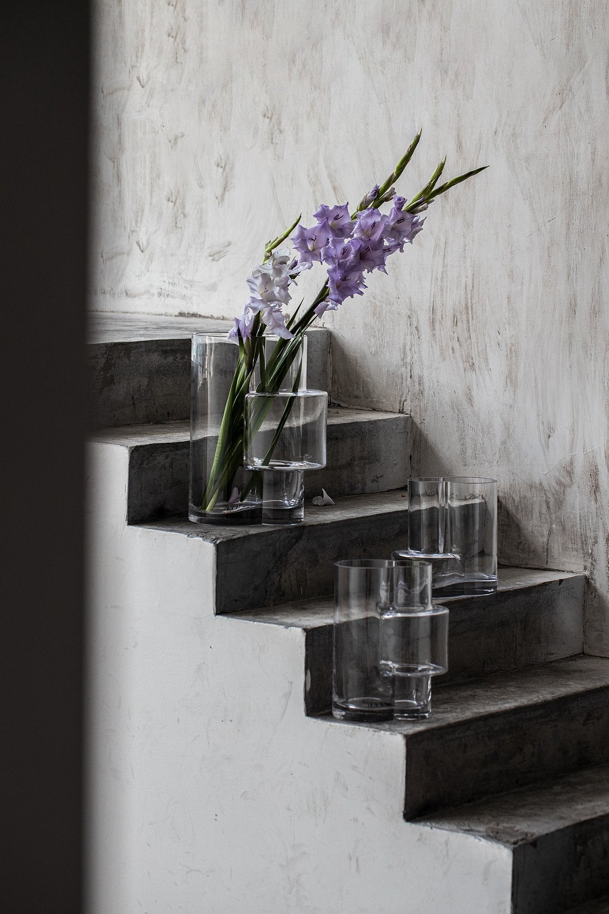 Sfeerfoto grote geometrische transparante glazen vazen Fusio met bloemen