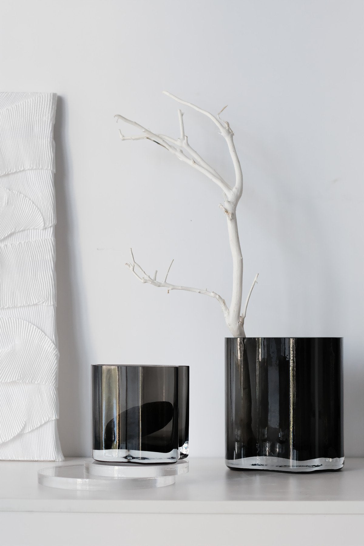 Sfeerfoto hoge en kleine zwarte glazen vazen