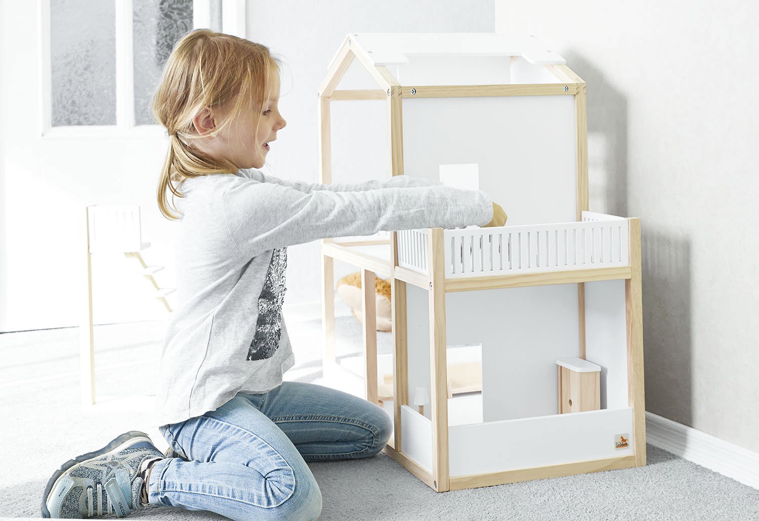 Sfeerfoto witte en beige houten poppenhuis Ida