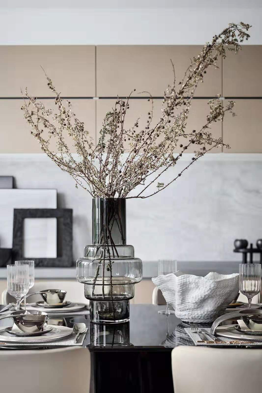 Sfeerfoto zwarte geometrische vaas met bloemen