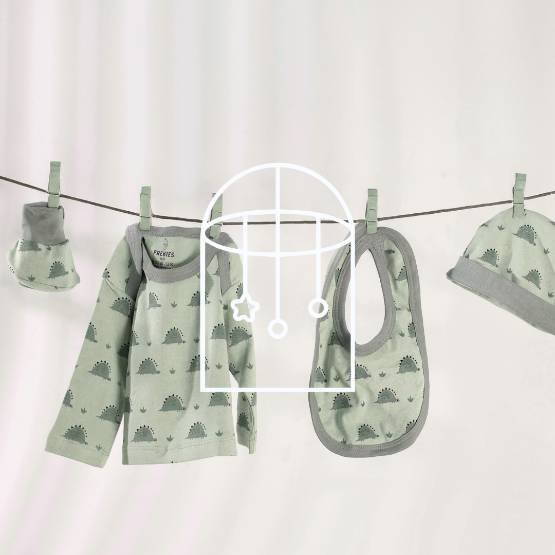 Afbeelding uit de collectie Babykleding. Op de foto zie je een set van groene kleertjes aan een waslijn hangen.
