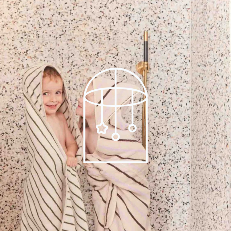 Afbeelding voor de collectie Bad & Verzorging. Op de foto zie je twee kinderen in gestreepte badhanddoeken gewikkeld.