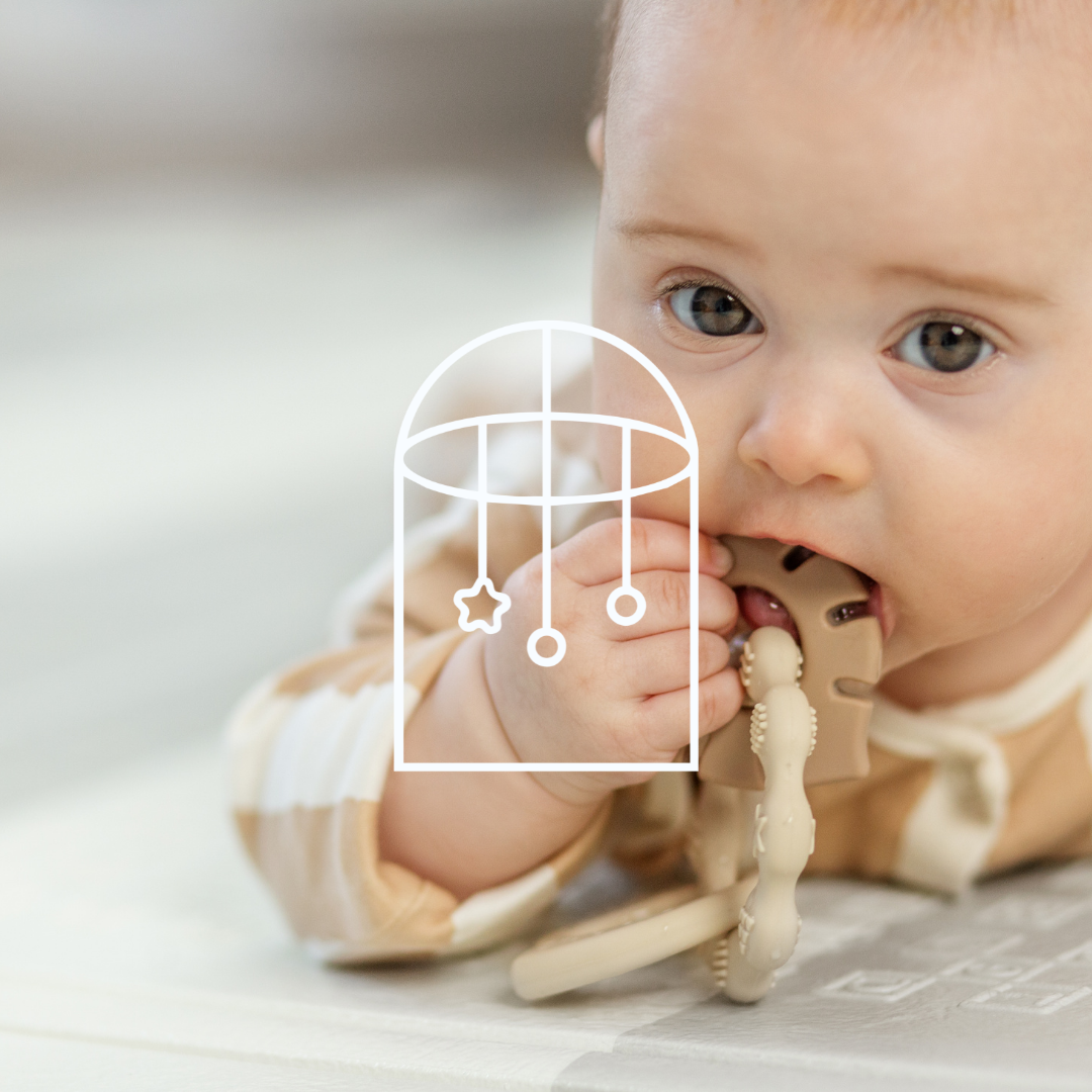 Afbeelding voor de collectie Bijtringen. Op de foto zie je een baby met één van onze bijtringen in z'n mond.