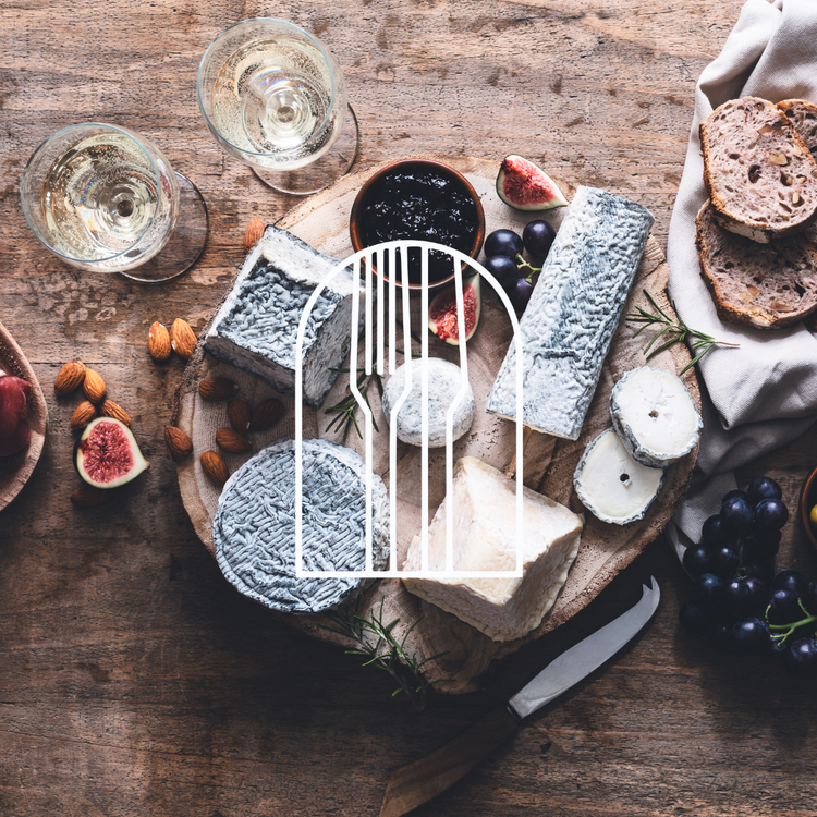 Een borrelplank met hapjes en tafelaankleding uit de collectie samen aan tafel – woonaccessoires voor keuken en eettafel.