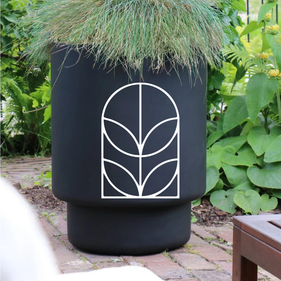 Collectiefoto van de categorie Buitenpotten met daarop het logo van de hoofdcategoriepagina Planten, Potten & Vazen. Op de foto zie je een zwarte keramieken pot met daarin een plant, gepositioneerd in een groene tuin.