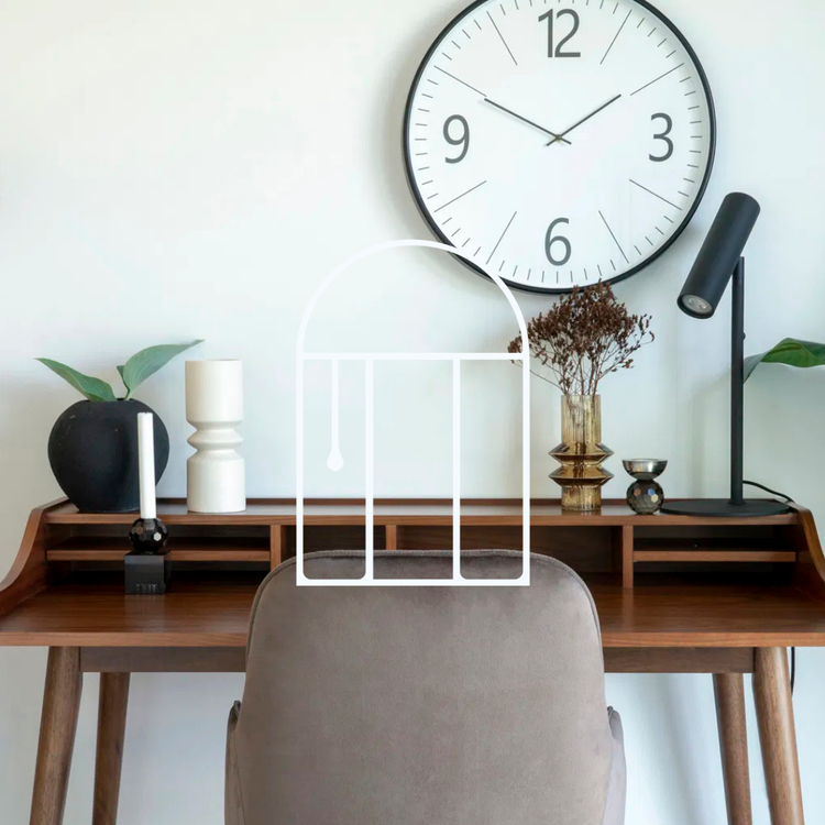 Afbeelding voor de collectie Bureaulampen. Op de foto zie je een mooi gestyled bureau met vazen, een klok op de muur en een bureaulamp op het bureau.