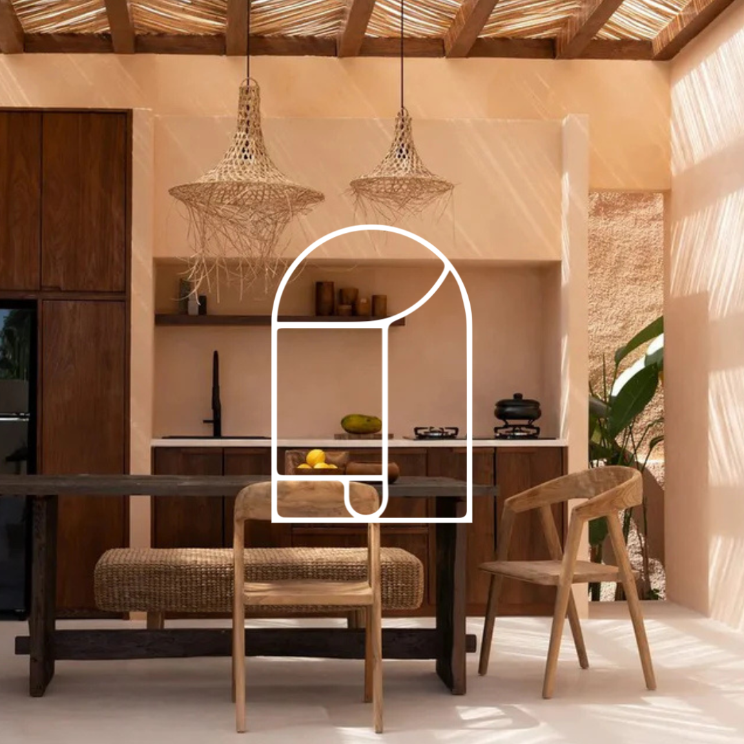 Houten meubels en stoelen voor de eetkamer in een modern en landelijk interieur – tijdloze woonmeubels in natuurlijke materialen.