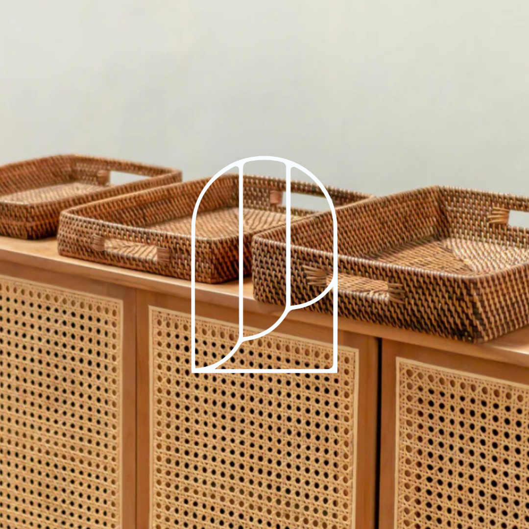 Afbeelding voor de collectie Dienbladen, Taartplateaus & Etagères. Op de foto zie je drie manden in verschillende formaten op een dressoir.