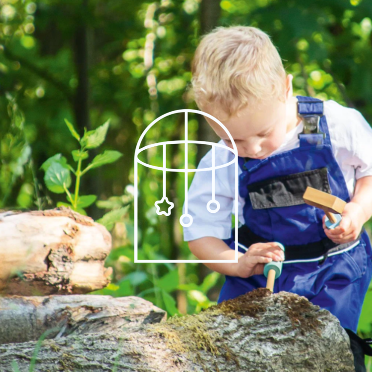 Afbeelding voor de collectie Doen Alsof. Op de foto zie je een jongetje in een tuinpak terwijl hij met gereedschap aan het spelen is.