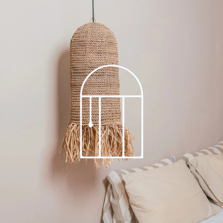 Afbeelding voor de collectie Hanglampen. Op de foto zie je een geweven hanglamp boven een bankstel met twee kussens.