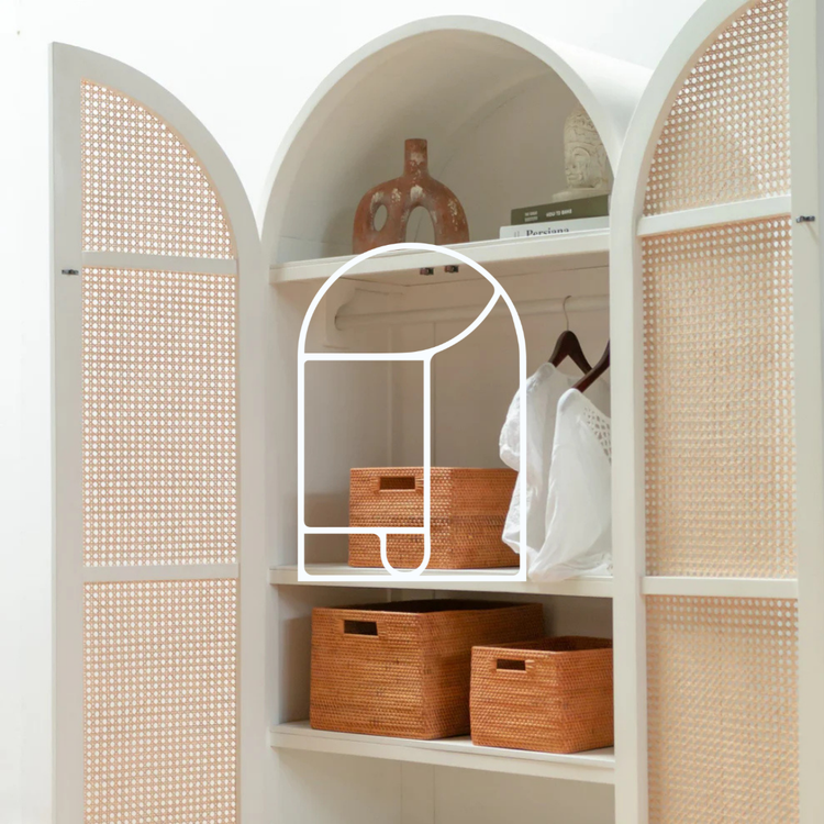 Afbeelding voor de collectie Kasten. Op de foto zie je een witte boho kast met open deuren en met geweven mandjes erin.