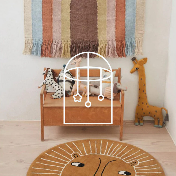 Afbeelding voor de collectie Kindermeubels. Op de foto zie je een klein bankje met knuffels erop, aangekleed met vloer- en muurkleden.
