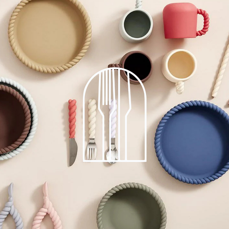Afbeelding voor de collectie Kinderservies. Op de foto zie je verschillend speels servies in meerdere kleuren, zoals mokken, schalen, kommen en bestek.