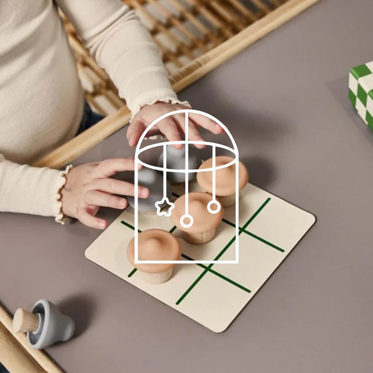 Afbeelding voor de collectie afbeelding Kinderspellen. Op de foto zie je een paar kinderarmen die Tic Tac Toe aan het spelen zijn.