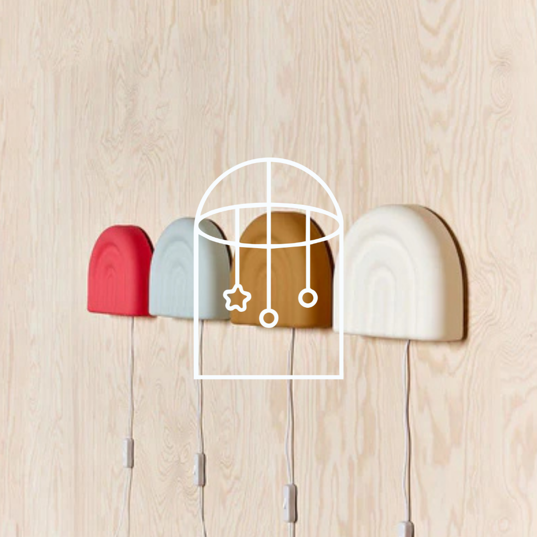 Afbeelding uit de collectie Kinderverlichting. Op de foto zie je 4 dezelfde lampjes in verschillende kleuren aan een muur hangen.