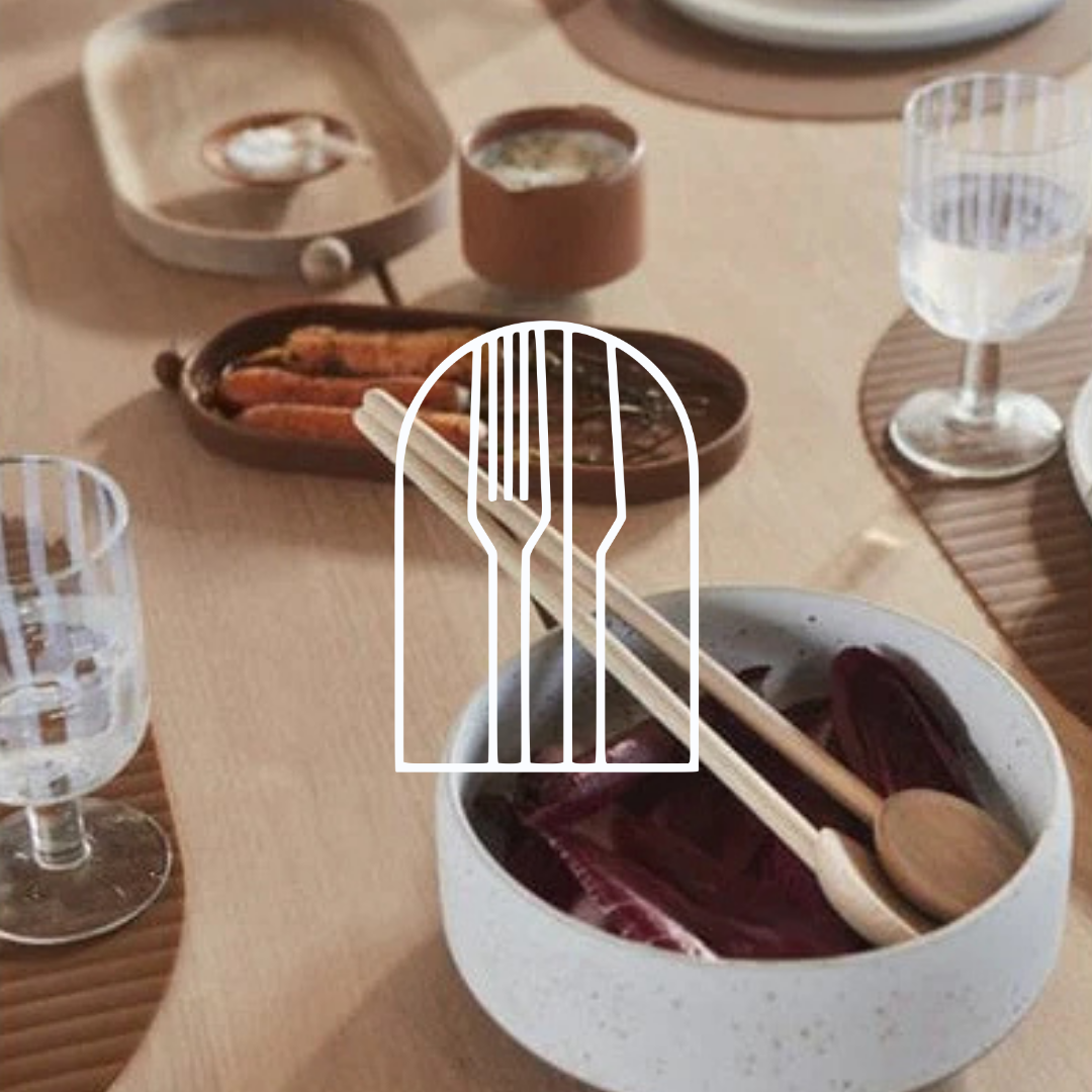 Afbeelding van de hoofdcategorie Koken & Tafelen. Op de foto zie je een gedekte tafel, met meerdere soorten servies en dienbladen.