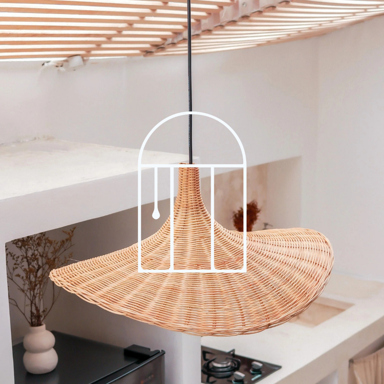 Afbeelding voor de collectie Lampenkappen. Op de foto zie je een rotan lampenkap in een boho gestylde overkapping.