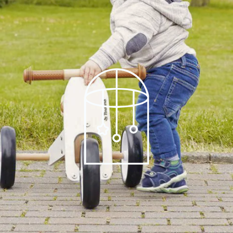 Afbeelding uit de collectie Loopfietsen & Fietsen. Op de foto zie je een kindje die met een witte driewieler aan het spelen is.