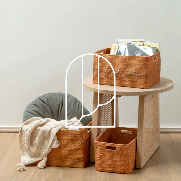 Afbeelding voor de collectie Opbergers. Op de afbeelding zie je een aantal manden, gestyled op bijzettafeltjes en met poefs en dekentjes.