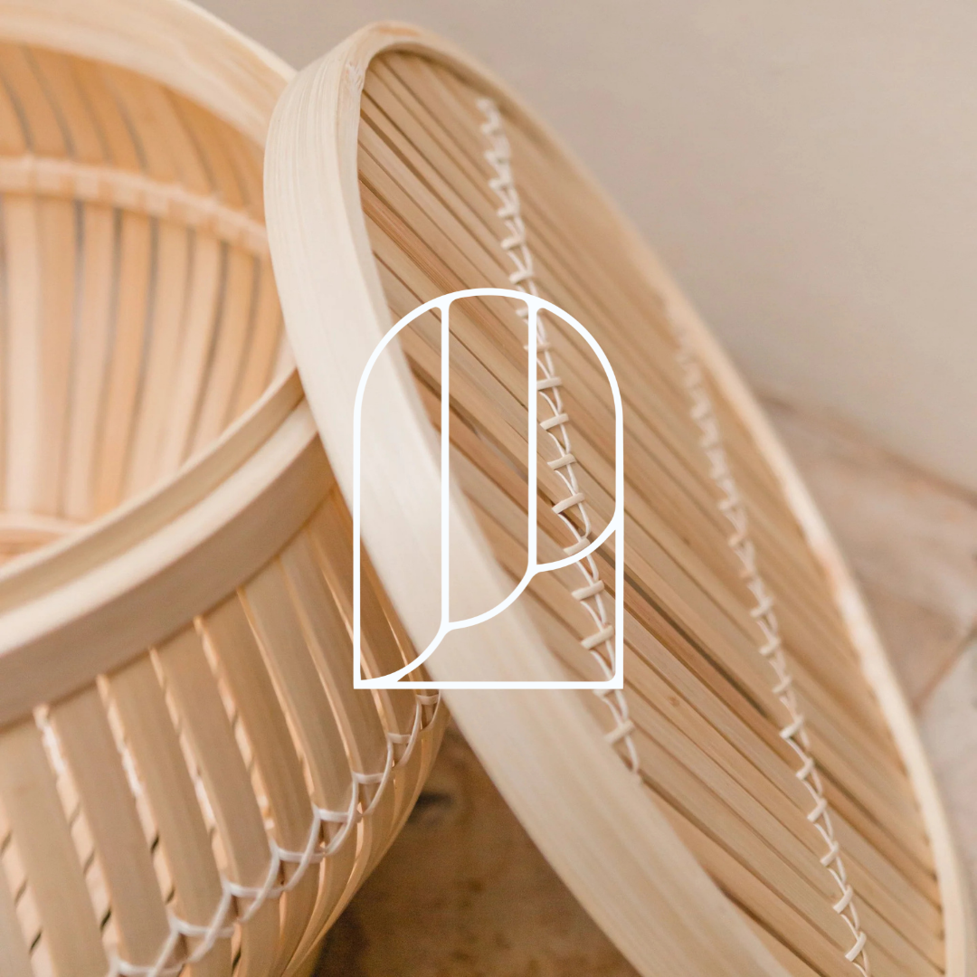 Afbeelding uit de collectie Opbergkisten. Op de foto zie je een closeup van een rotan mand met deksel die erlangs ligt.